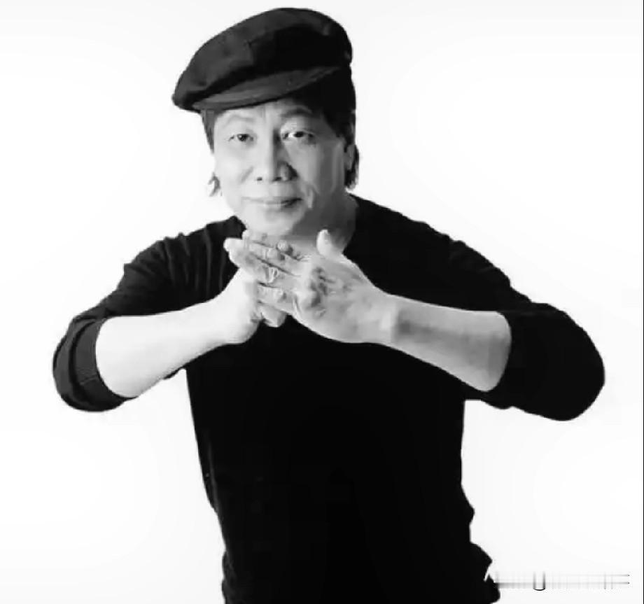 梁小龙在前几个月，就有异样了，去年12月份在成都武馆的时候，就只在竹椅上比划