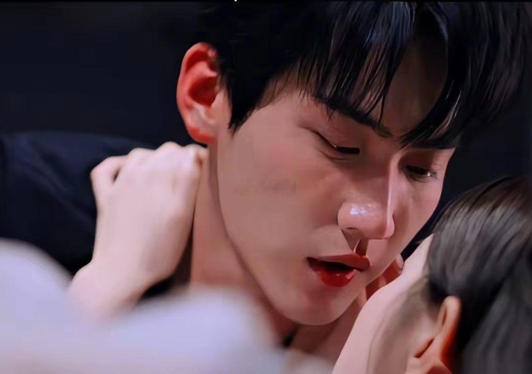 周柯宇，跟陈妍希那段沙发吻，我反复观看也就那么十几遍吧。所有人都盯着那51秒，但