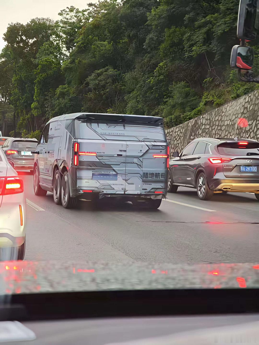 华东车讯这是小鹏汽车的那个陆地航母？看着和个装甲车一样。​​​