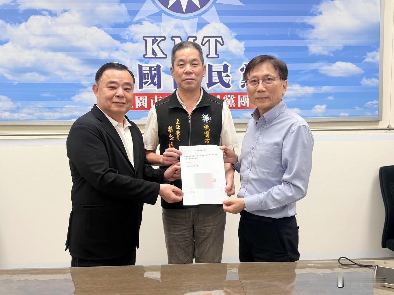 经党部苦劝，又经议长协调，游说詹江村补送政党推荐书，詹江村刚发文说，议长的楼梯再