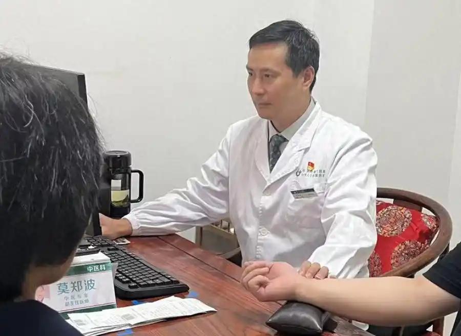 担心的事情还是发生了！湖北武汉，一名25岁男子觉得身体不舒服，但他没有去医院，而