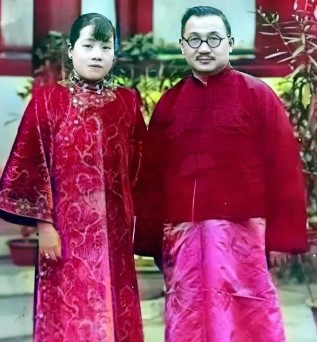 1914年，宋霭龄与孔祥熙完婚，洞房花烛夜，一伙人儿前来闹洞房，有人趁乱扯下她的