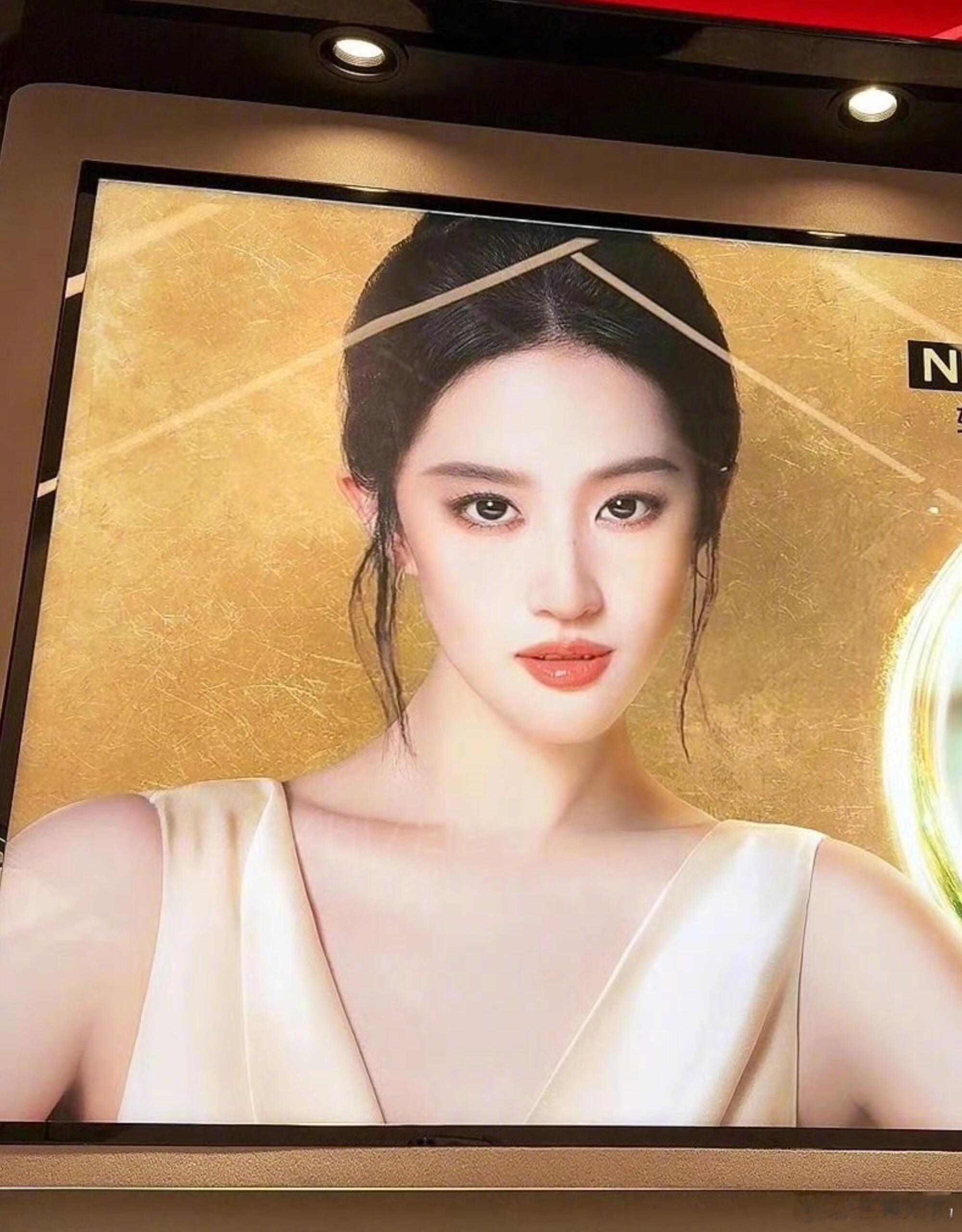 据说这张地广图可以说最接近刘亦菲本人线下视觉效果，美得像古早小说封面