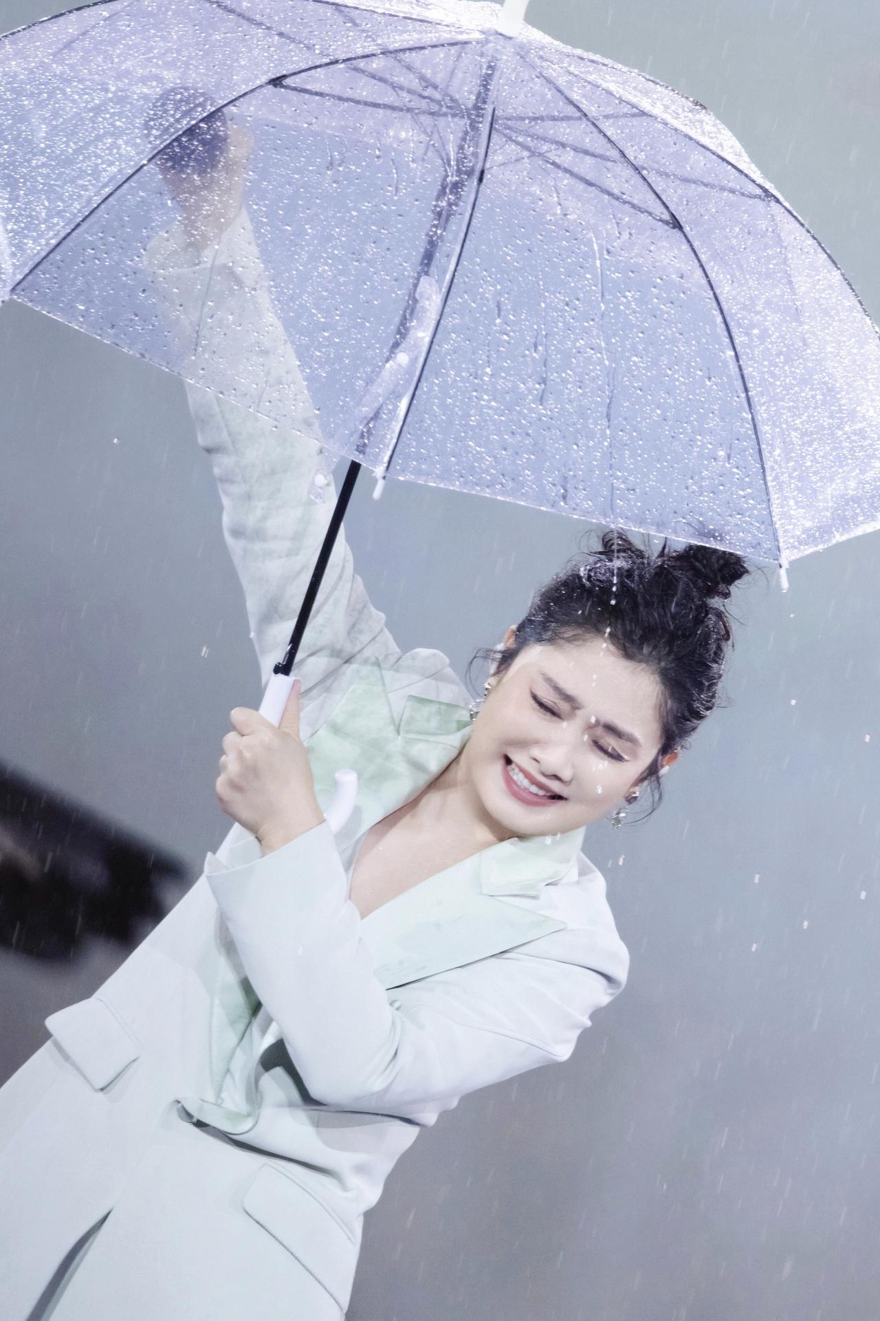 厦门暴雨浇灭不了凤凰传奇！半步不退，真音硬扛，台下万人淋雨跟唱，这才是内娱