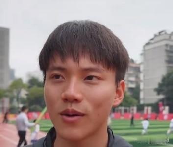 一场比赛贡献两次助攻，如果徐正鹏这么优异的表现，还不能在世少赛打上主力后腰，那就
