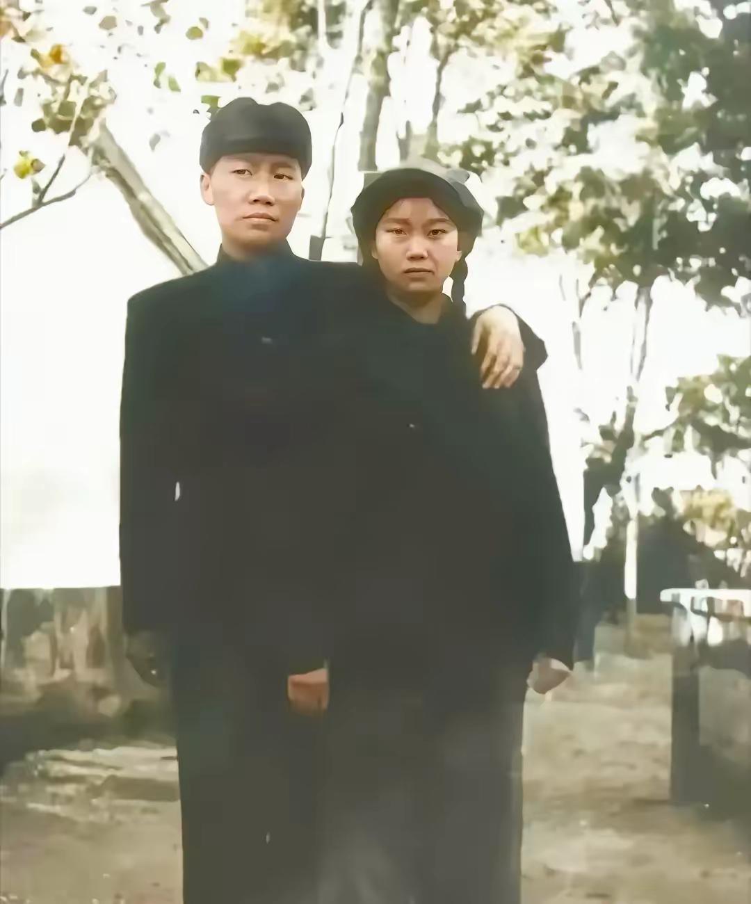 这是毛岸英和妻子刘思齐的真实样貌，都看看吧，照片拍摄于1950年，非常有纪念意义