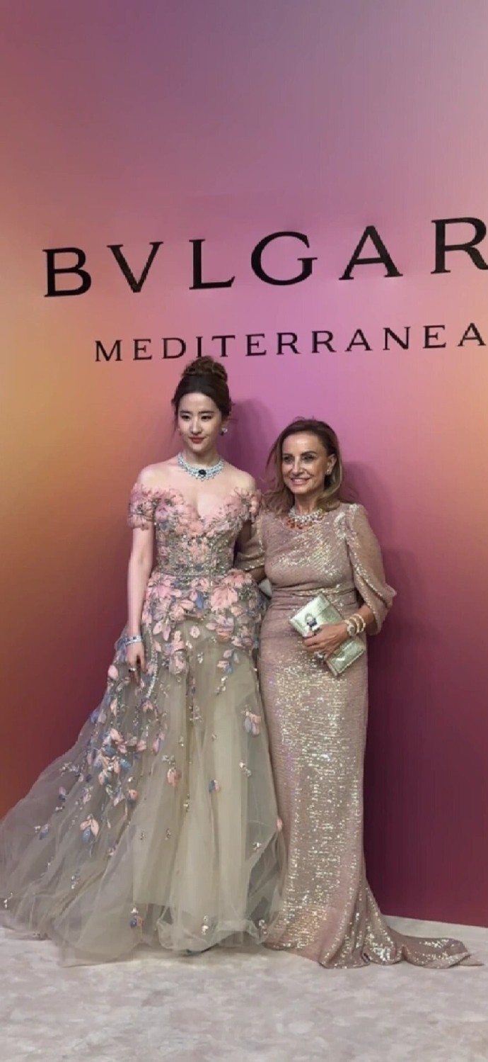 就是这场，代言人由去年“销售员形象”变成了“公主气质”，还得是刘亦菲​​​