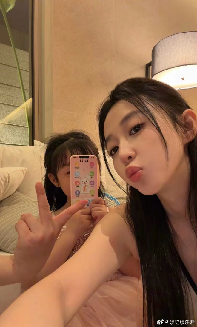 潘玮柏一家三口海岛度假，女儿都这么大了，合照中潘玮柏虽然没出镜，但是手冲镜头比耶