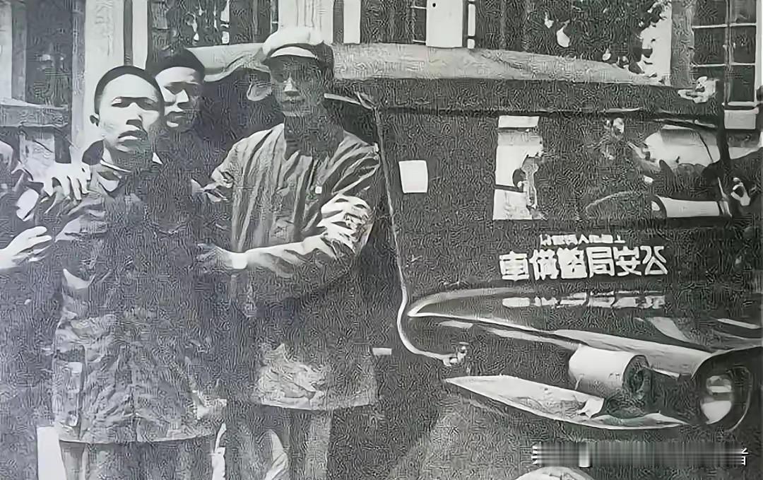 1949年重庆全境解放，特务头目李修凯外出打探消息，在闹市街头迎面撞上一名潜伏多