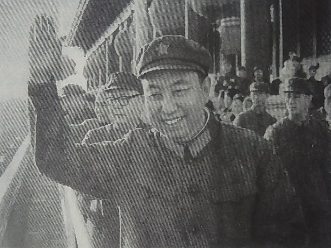 粉碎四人帮，华国锋功不可没。经常有人在平台上说：改革开放粉碎了四人帮。这是误导，