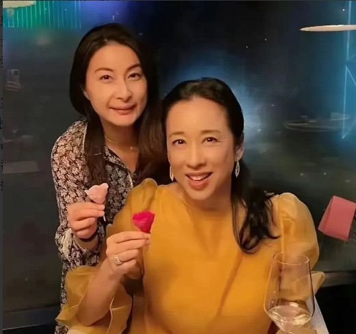 现在的豪门儿媳真的跟以前不一样了郭晶晶的弟媳妇乍一看真的很普通但是人家的含金