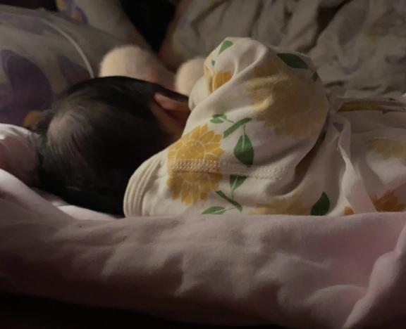 河南男子应朋友邀约在家里喝酒，期间看到朋友妻子正躺在床上给婴儿喂奶后，起了色心，
