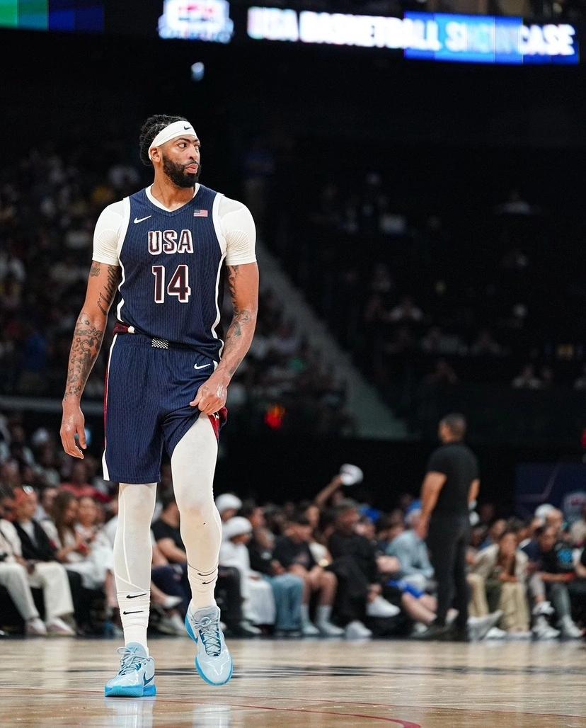 浓眉戴维斯又帮了湖人一把，对跟湖人排位战的火箭进行了狙击，独行侠主场以122-1