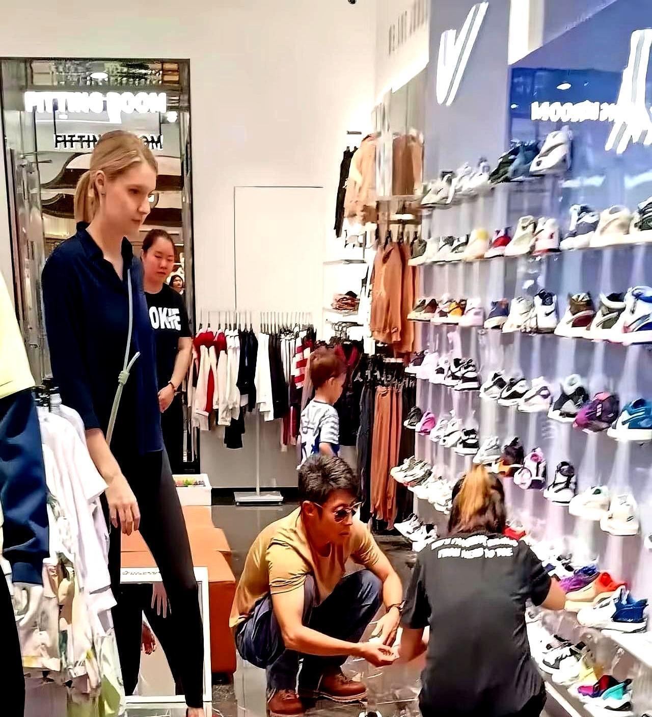 你以为撒贝宁娶的只是个北大博士？错了，她手里捏着全球仅6张的“终极裁决权”。