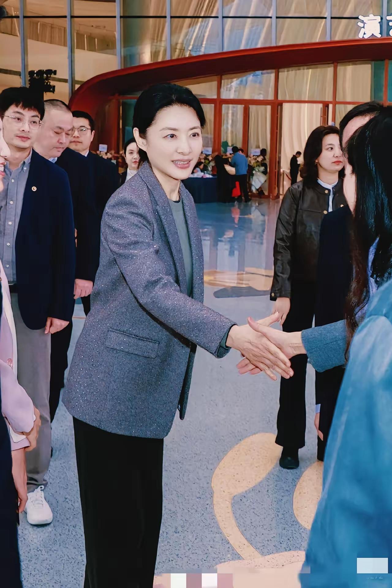 央视一姐，万众瞩目走出的每一步都踩在正确点上在每一个点上都能闪闪发光，由小