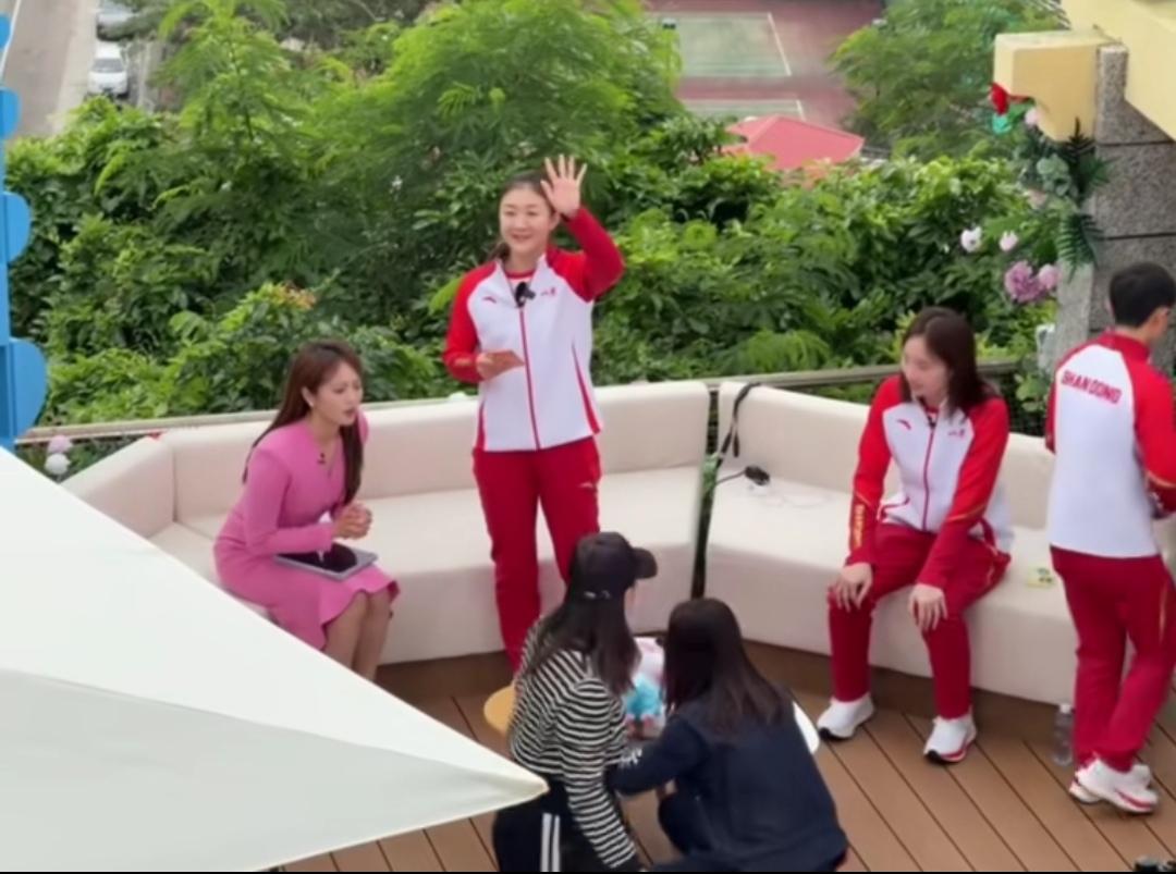 11月20日，山东代表团接受采访，陈梦现身采访，她穿着一身红色运动服，坐在距离主