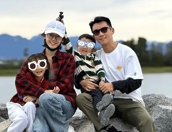 郑恺带两个孩子去加拿大上课，苗苗在温哥华租了1个月别墅居住，姥姥跟着看孩子。4岁