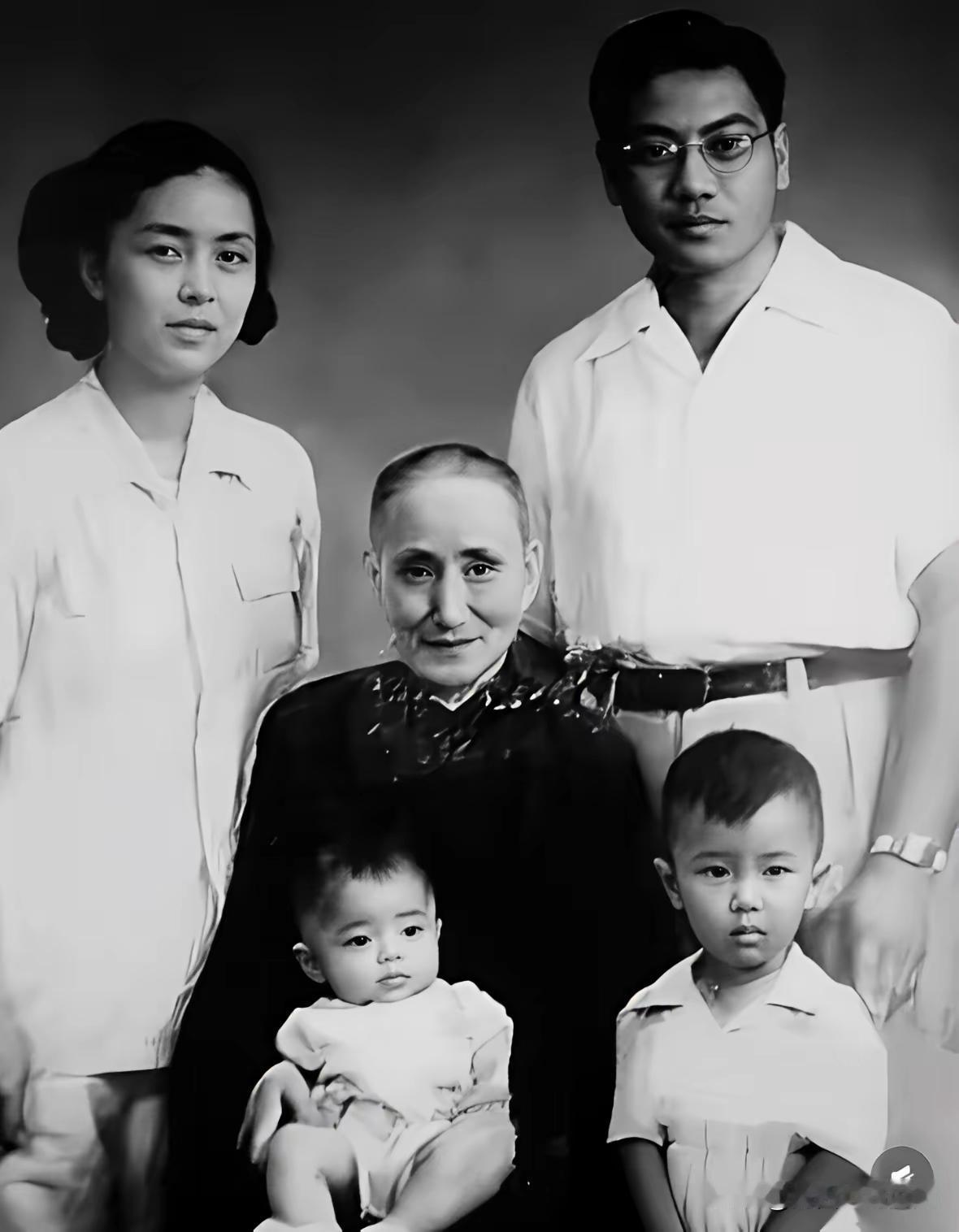 王铎：唐国强几岁的时候，与奶奶、父母和弟弟在一起。一家人，真是好啊！