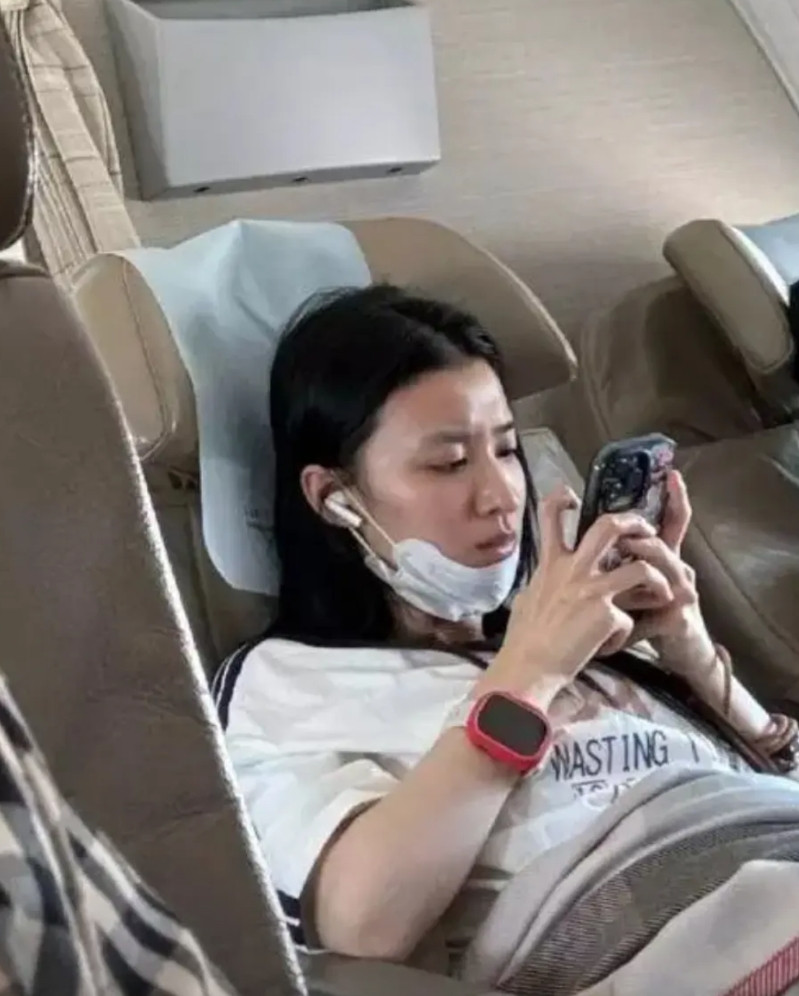 王楚然素颜被说“认不出”最近王楚然在飞机上的素颜照火了，照片里她皮肤看着有点