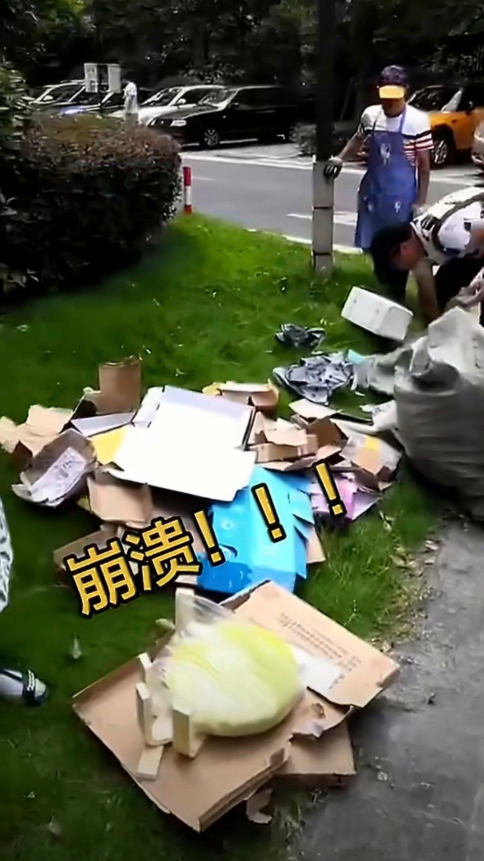 #快递小哥下楼发现包裹全被拆#近日，有网友爆料，一名快递小哥下楼取放的快递遭到人为拆封，多件包裹外包