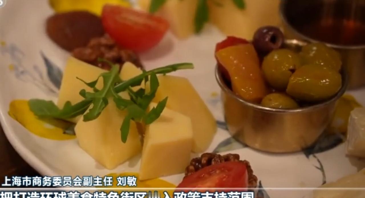 2026年央视春晚第二次彩排火热进行，演员们身着绚丽服饰候场，舞台上群舞欢腾、气