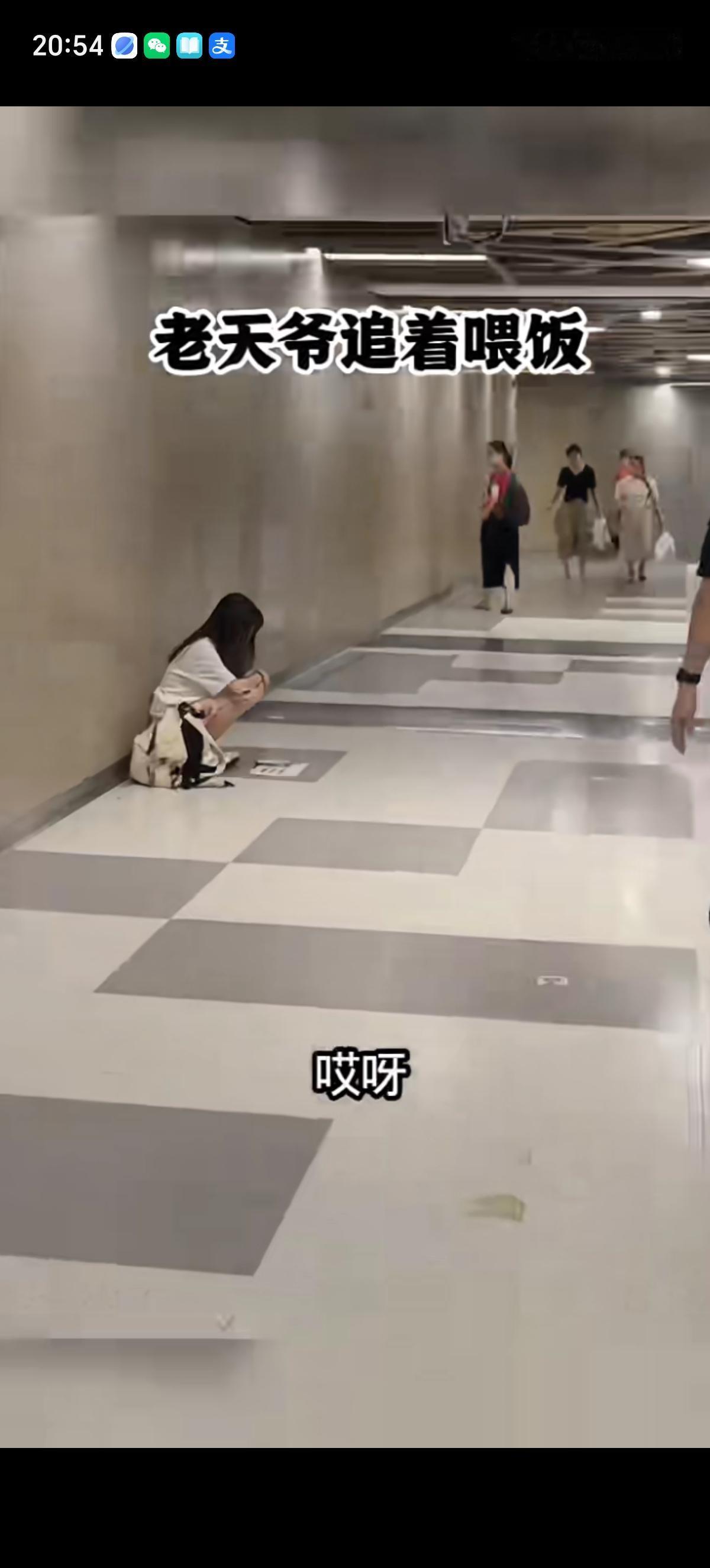 一个小哥发现路边有个漂亮女孩在乞讨，面前的白纸上写着“好心的哥哥姐姐们，我已经2