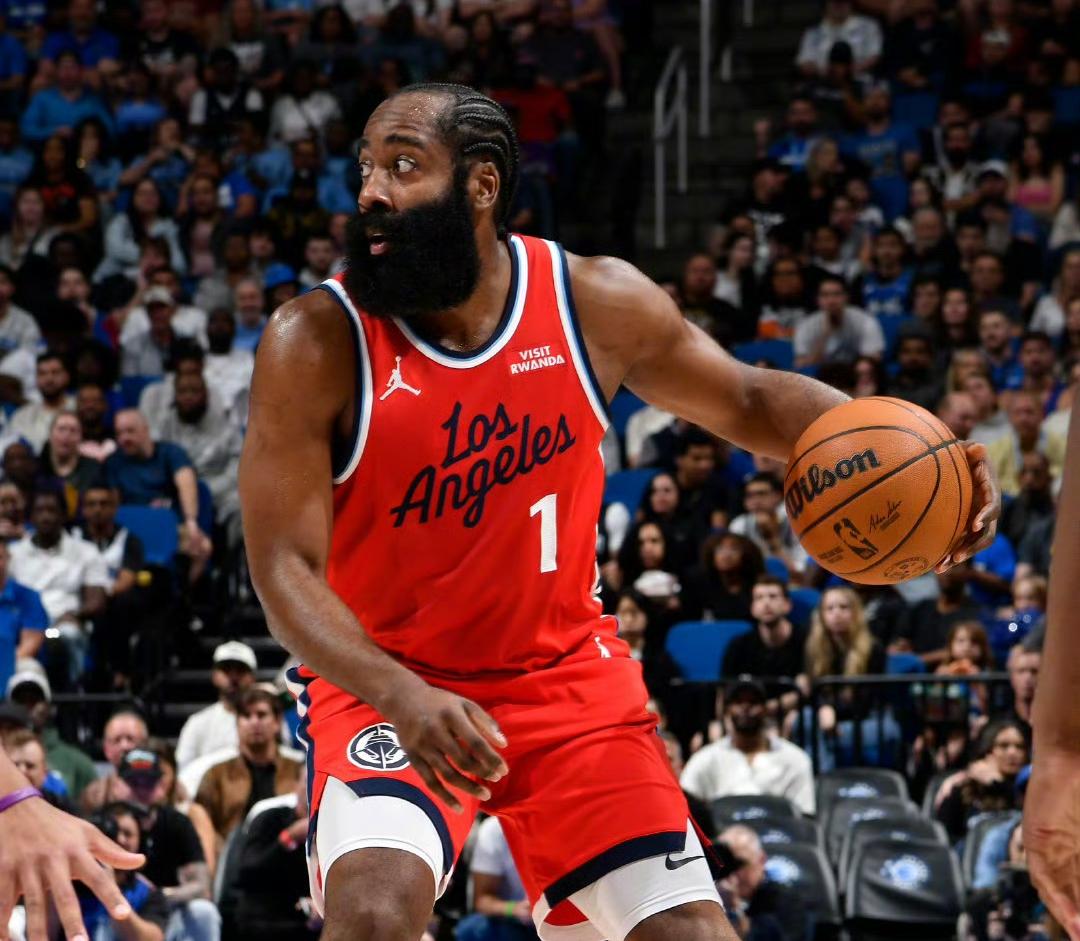 快船131-116战胜黄蜂，给快船球员评分：第一位，哈登9.9分，首发后卫