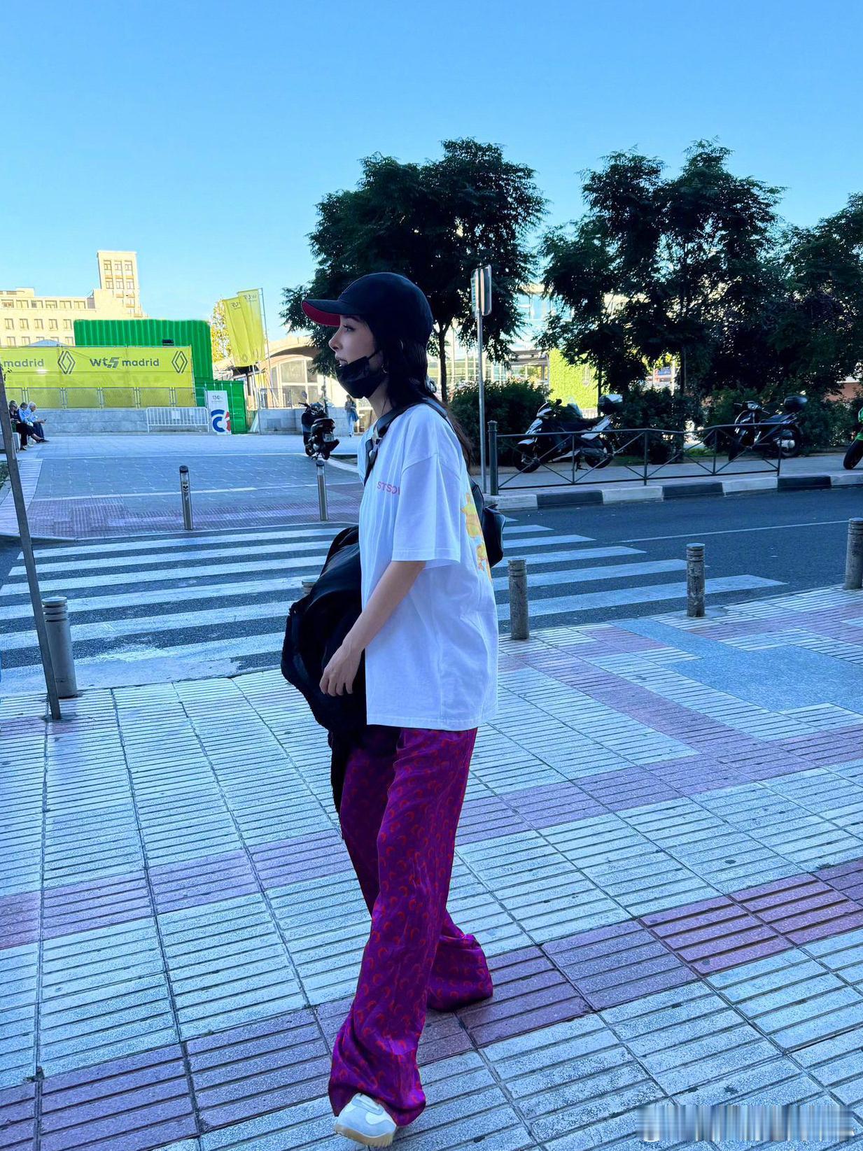 1.黄圣依不喜欢熬夜，年轻那会儿在周星星公司当牛马时还能忍，现在当阔太那么多年，