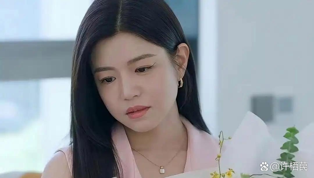 陈妍希这眼线‍，是化妆‌师在整她‏吧‍‍？画成这样‌​
