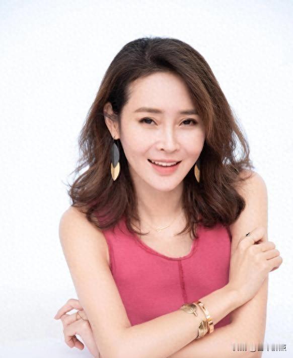 一句“为丈夫生女”，于明加被骂上热搜，她到底错在哪？最近有个事儿挺火的，就是演
