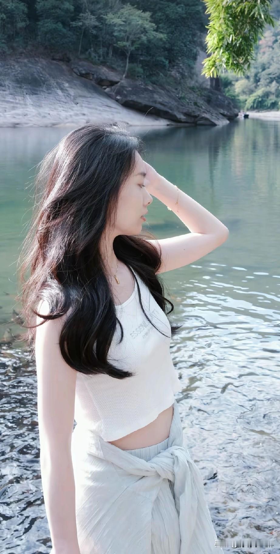 在碧绿湖畔，享受宁静时光，与自然亲密接触。