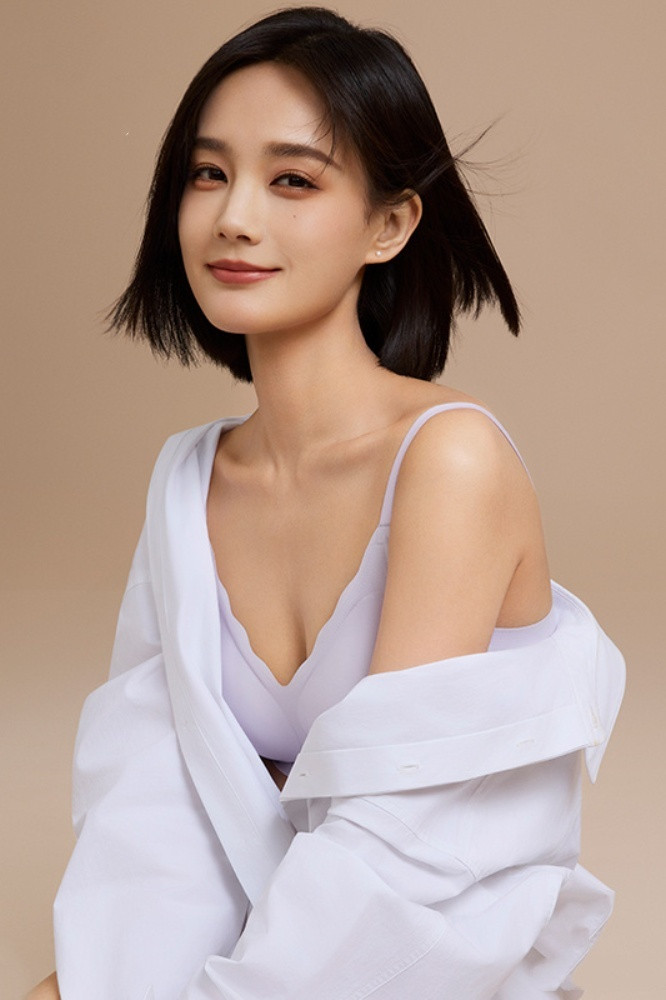 李一桐穿搭精选：一组内衣代言9宫格，温柔美丽。李一桐