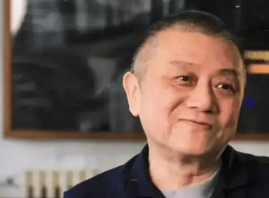 近日，在网上看到当代大作家王朔晒出的两幅书法。可以这么说，王大作家的字虽信手拈来