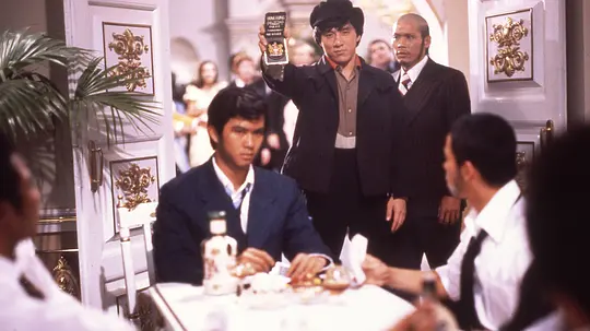 超级喜欢成龙的《A计划》电影。我目前印象最深刻的一部电影，过去好多年了，依旧