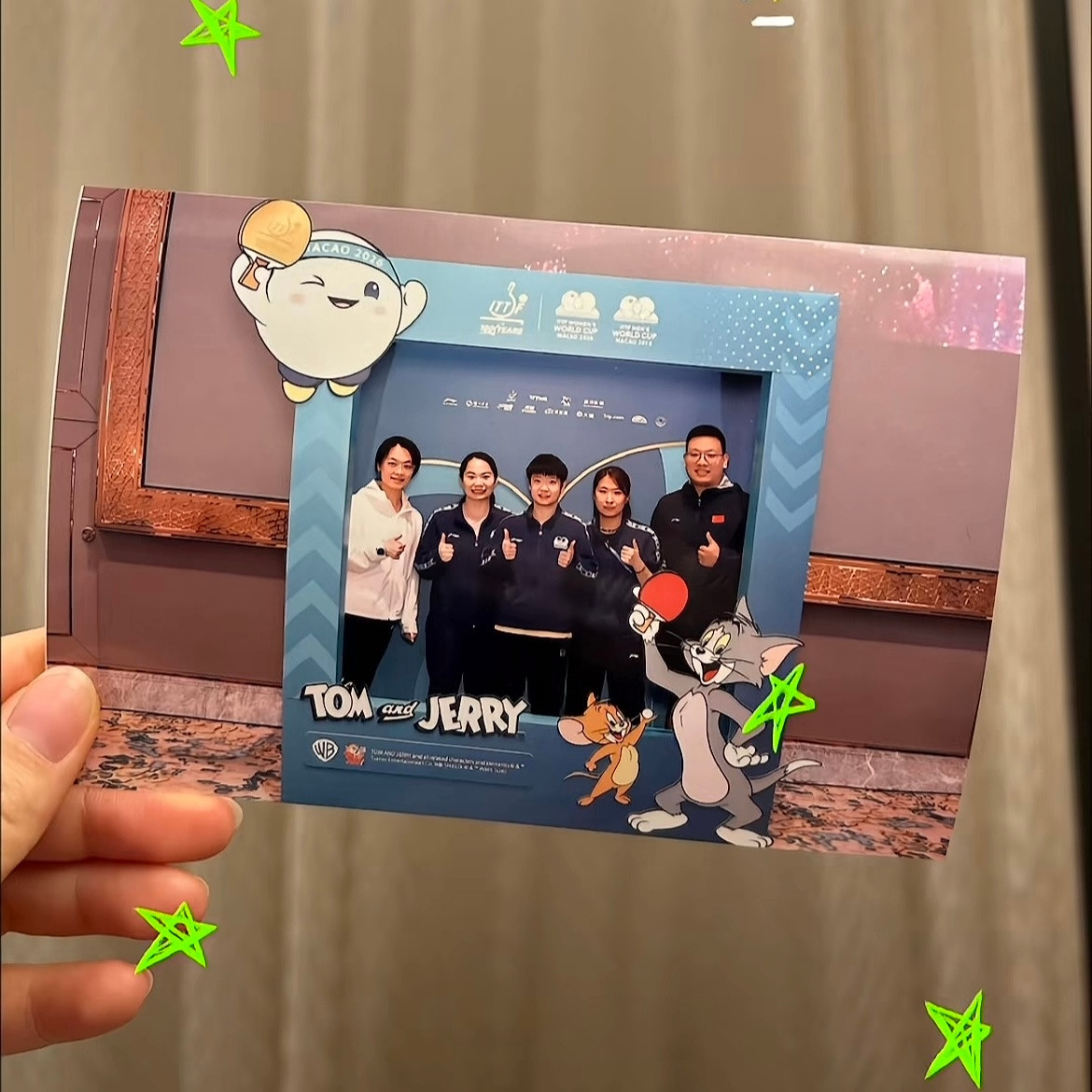 孙颖莎戴着🥇的小咪