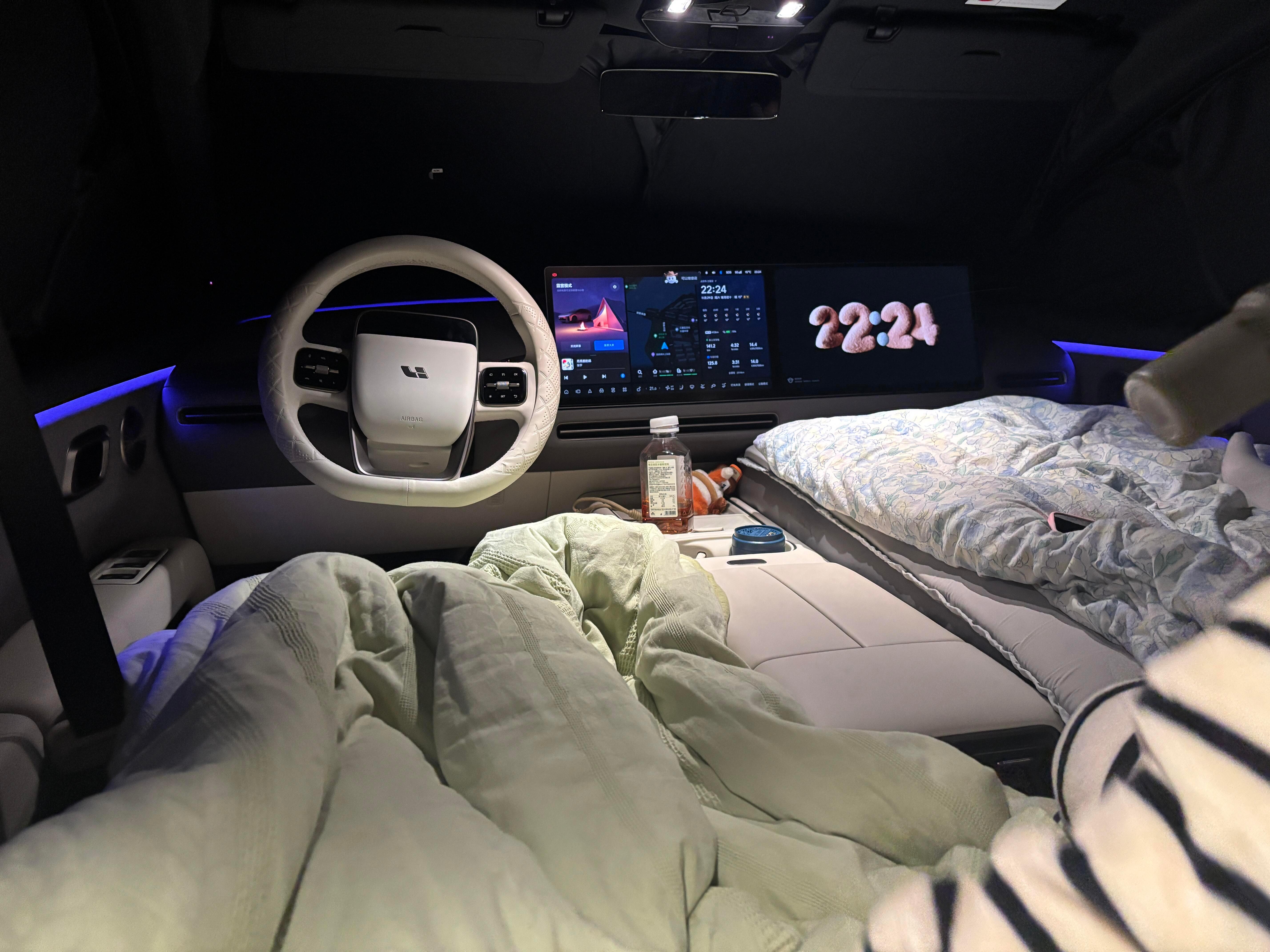 理想i6露营大床模式确实香无缝平床设计不用垫褥，躺下直接歇。智能控温加静谧座舱，