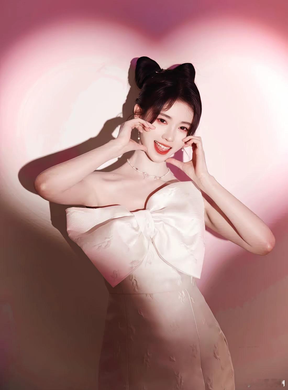 鞠婧祎对自己：我很满意我自己。鞠婧祎对粉丝：相信我，陪着我。内核强大，出道十年0