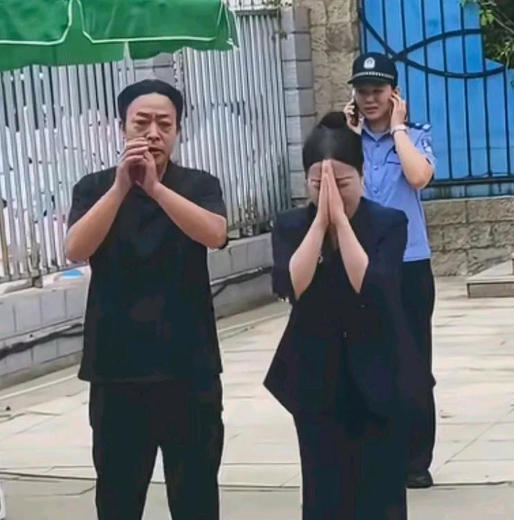 今天，许妈姚爸鞠躬的那一瞬间，有多少人泪目了？有多少人无不动容？许妈转身的