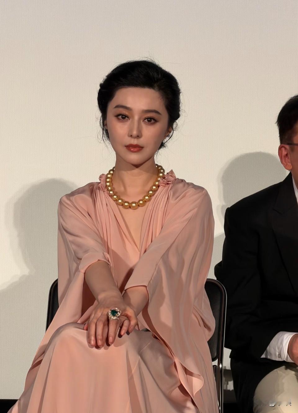 第一眼脸，第二眼还是脸，明明那个珍珠超级大🤑比精修摆拍照冲击力更大，天，怎