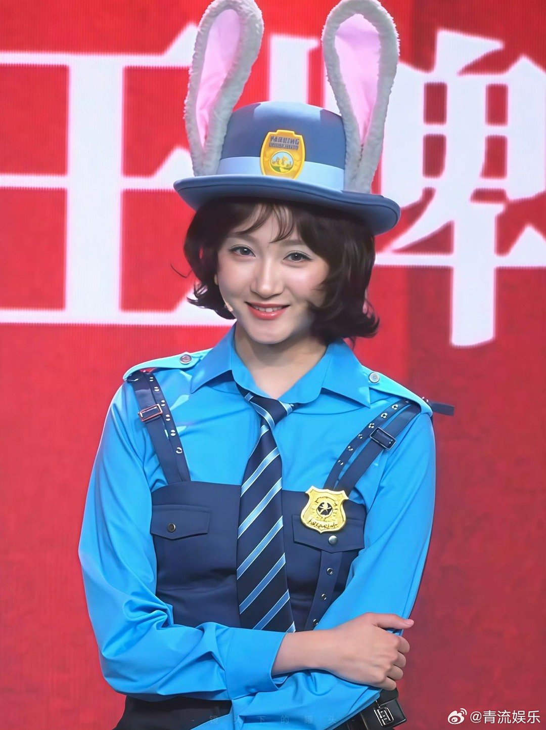 关晓彤cos朱迪关晓彤cos兔子警官，好灵动的眼神，新皮肤也好适配关晓彤cos