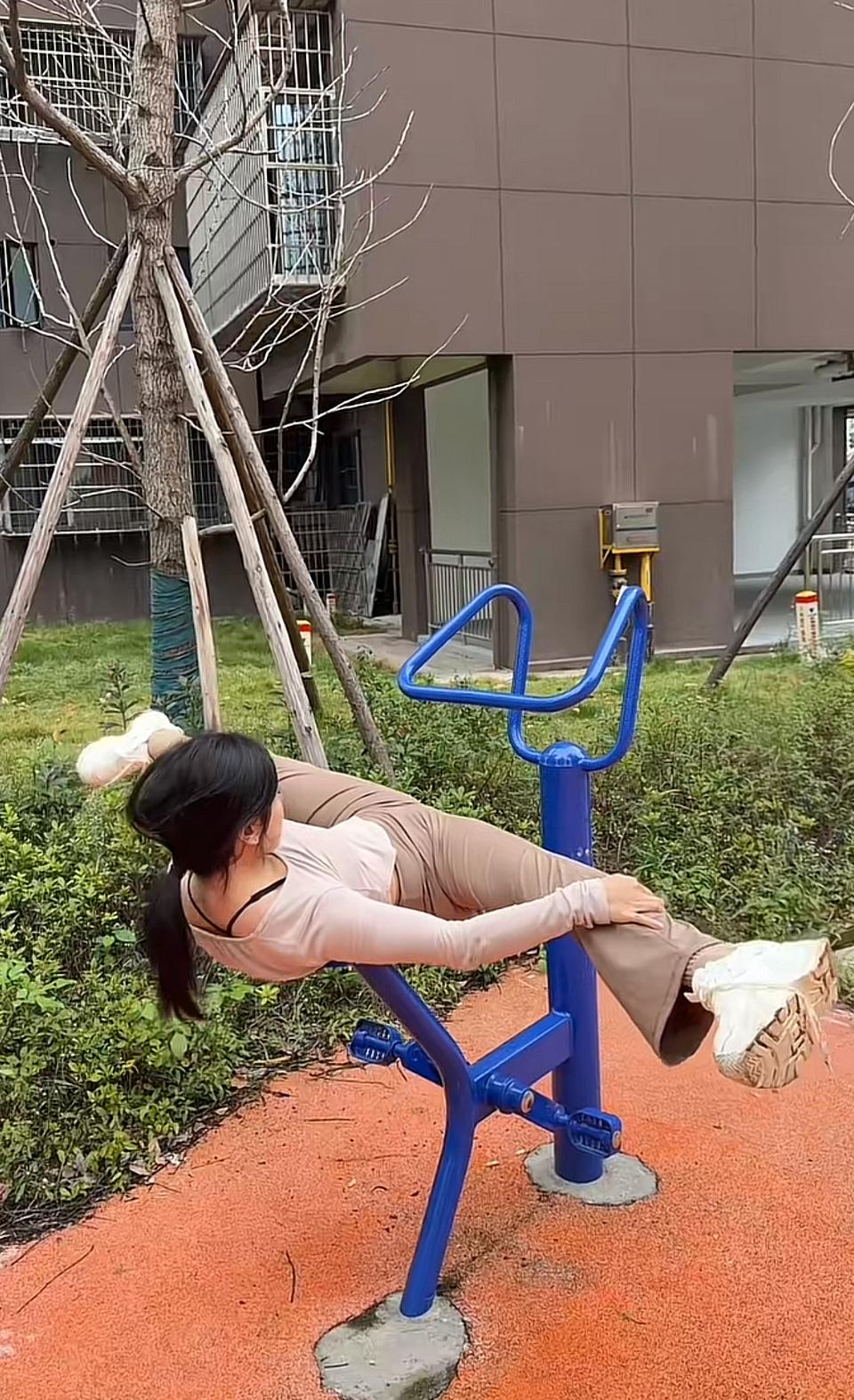 小区健身器材被我开发出“进阶用法”🌿本想随便拉伸两下，结果解锁了“空中躺平”