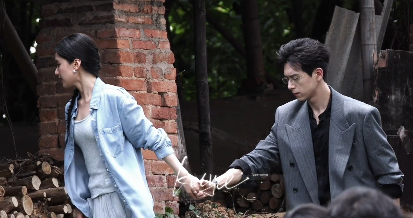 牵着你的手一直走到最后🥹🥹🥹张婧仪主动牵李现李现张婧仪雾里青牵手路透