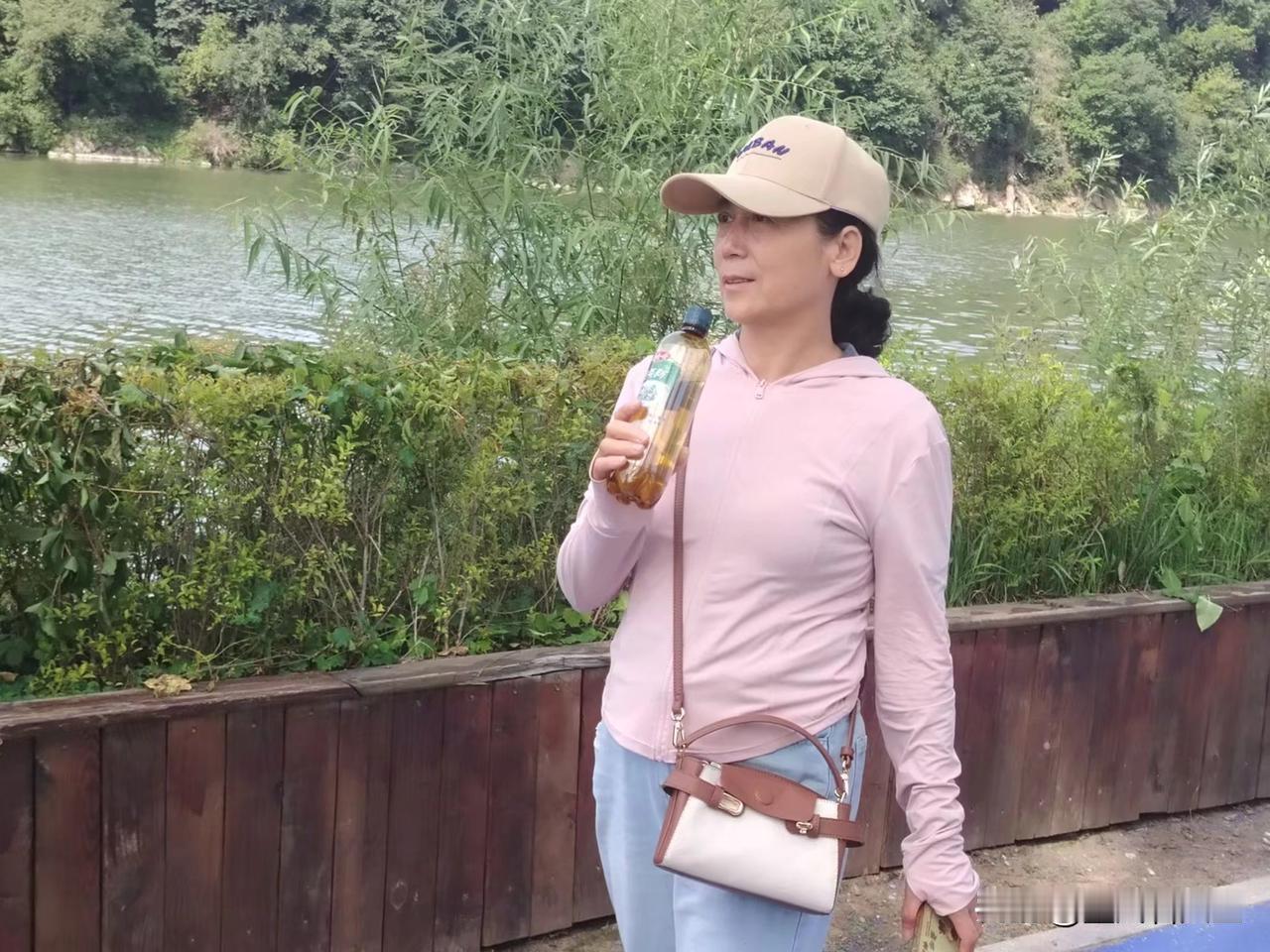 七律山林寻幽​​层崖叠壁入云悠，结伴寻幽向涧头。石上青苔凝翠色，林间清