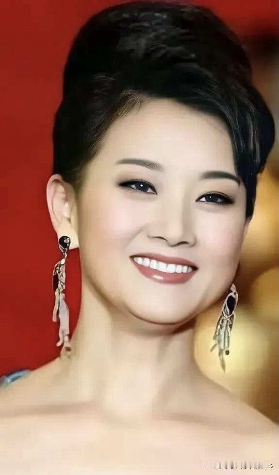 这是最美的女歌唱家，她五官舒展大气，眉眼间带着一股温柔的气质，样子温婉动人，很有