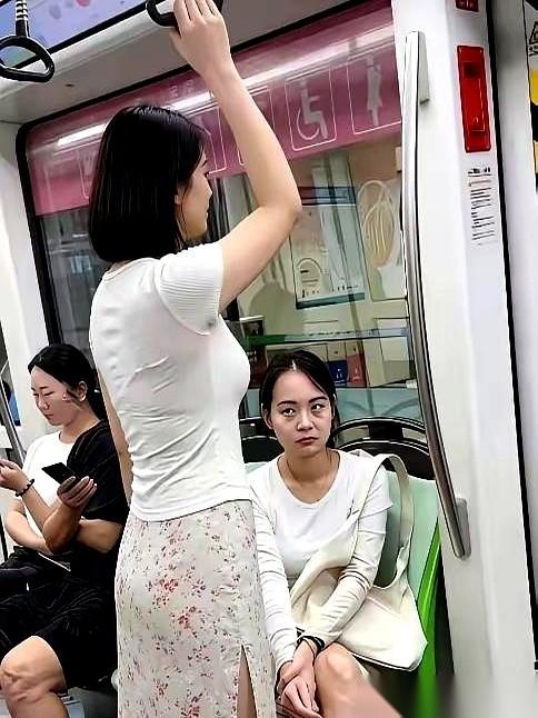 刚才在地铁里，我被一个陌生女孩的漂亮狠狠“扇”了一巴掌。没夸张。她就那么安安