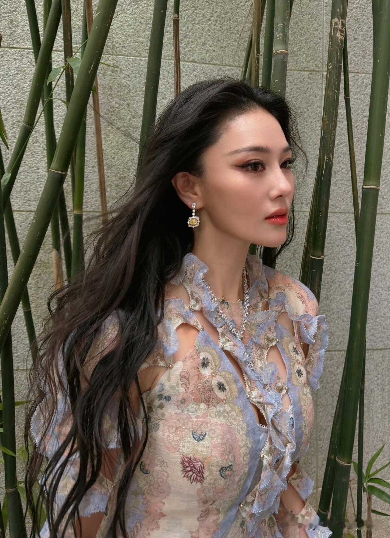 哇，张馨予这波稍微一出手就封神了！这姐不愧是内娱蛇系美人天花板，立体五官配大波