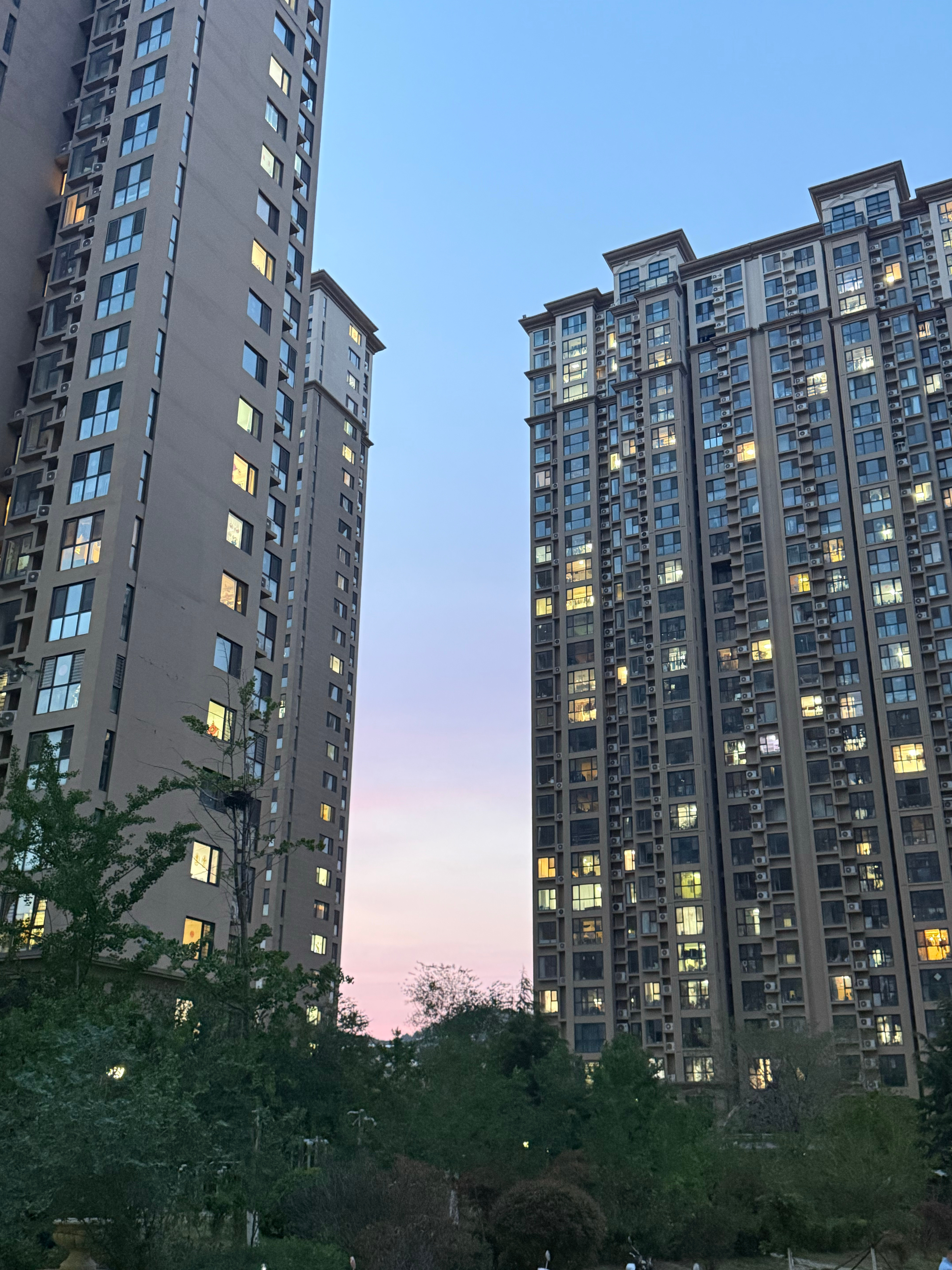 晚上一定要拉窗帘，简直太可怕了。新家窗帘的遮光太好了，早上完全起不来，所以我自从