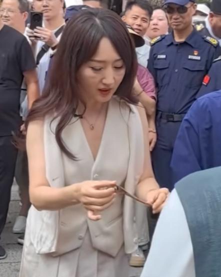 杨钰莹，为什么一低下头，脸上会出现两个坑呢？颧骨上那两条像眉毛一样的东西，是咋回