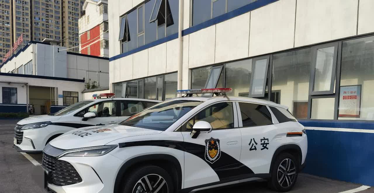 比亚迪宋LDM-i被警察蜀黍采购当警车，安上警灯的宋L那叫一个帅[赞][赞][