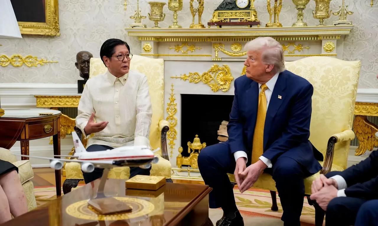 经济被收割，军事被捆绑，菲律宾的自主权完全丧失。特朗普轻轻抬抬手，美国对菲律宾